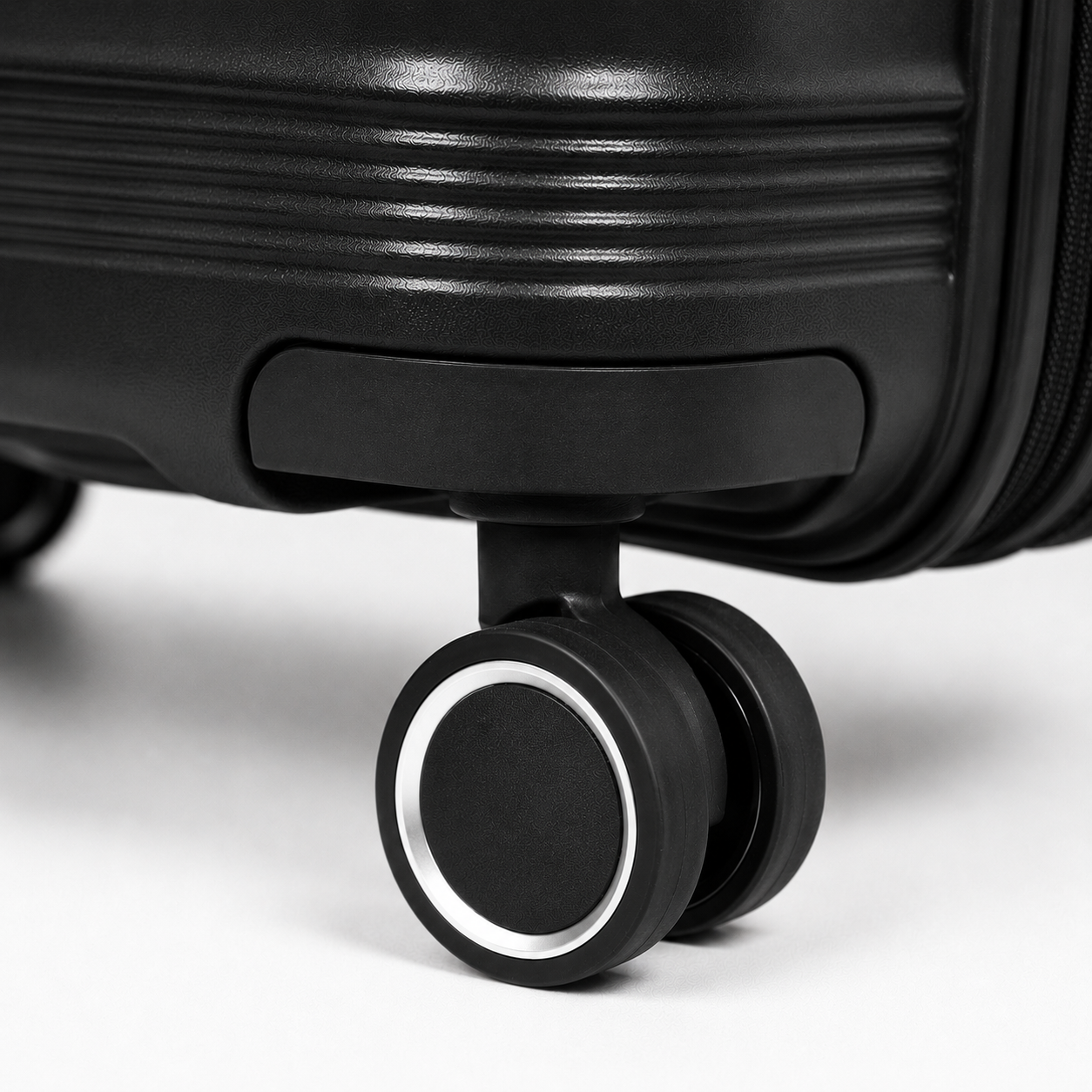 Mala De Viagem Grande 32 Kg Polipropileno Com Expansor Slim Preta